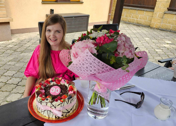 Doris Průšová s dortem a kyticí