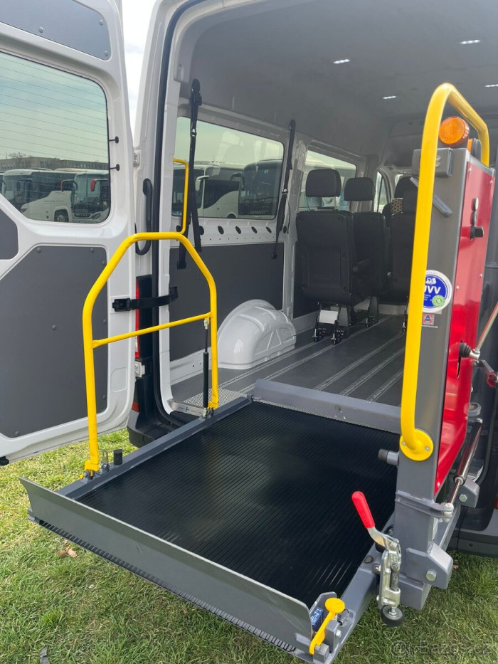 l-216703218.jpg