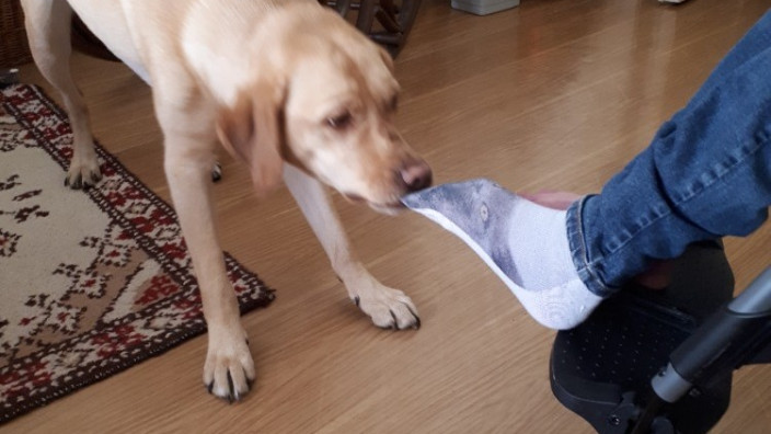 Pomoc při stahování ponožky