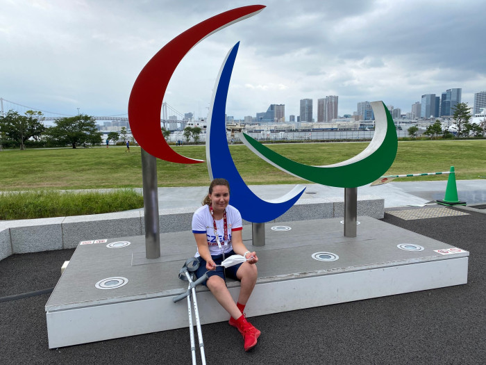 U symbolu paralympijských her v paralympijské vesnici v Tokiu