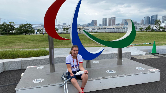 U symbolu paralympijských her v paralympijské vesnici v Tokiu