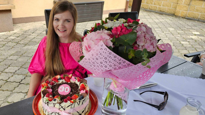 Doris Průšová s dortem a kyticí