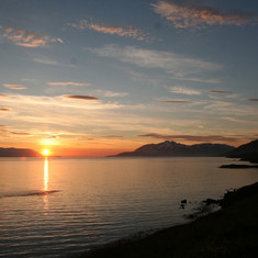 Západ slunce ve fjordu u Akureyri