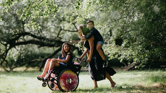 (ne)obyčejná máma s dcerou a speciálním sourozencem