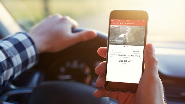 Aplikace, přes kterou si vozíčkář ošéfuje a zaplatí umytí auta 